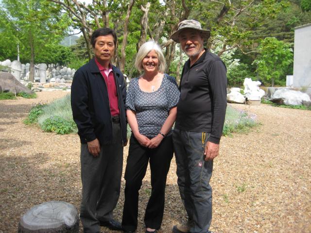 the principal of Chojeon Elementary School, me and the sculptor who lives on site