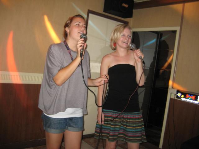 Carly & Anna sing a tune at noraebang
